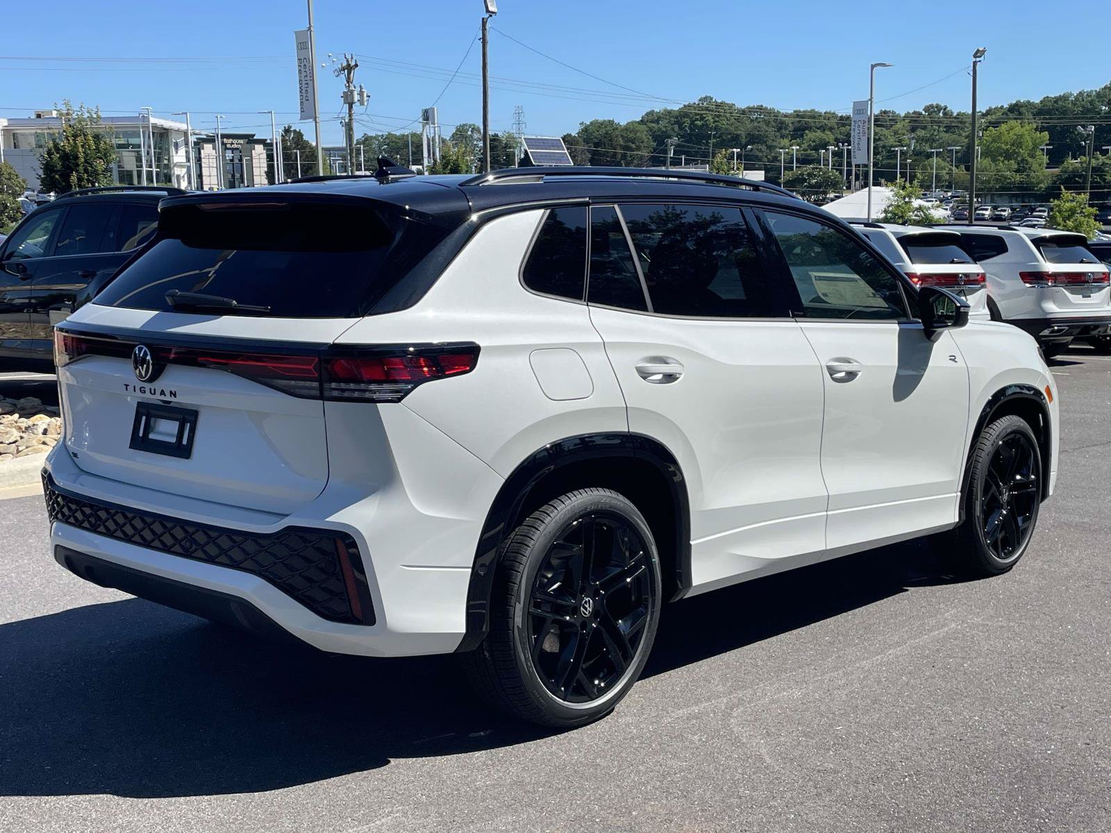 New 2026 Volkswagen Tiguan SE R-Line FWD image 6