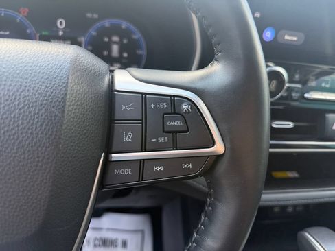 Used 2024 Toyota Highlander Limited FWD image 22