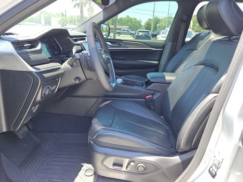 Used 2023 Jeep Grand Cherokee Overland AWD/4WD image 3