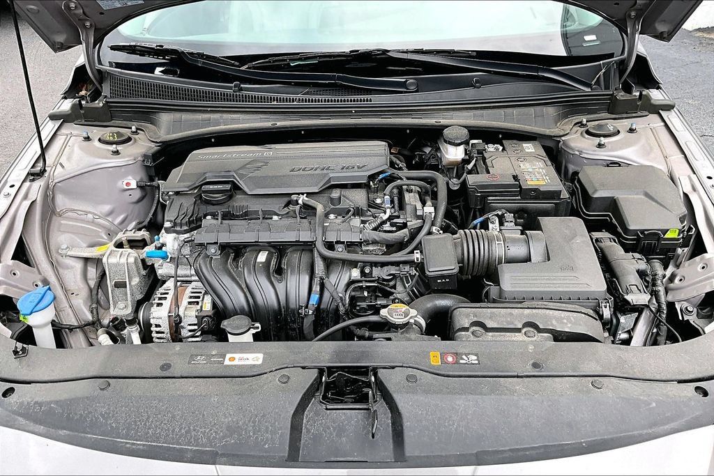 Used 2025 Hyundai Elantra Limited FWD image 29