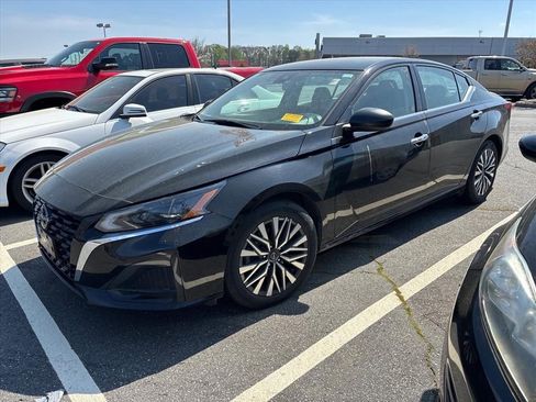 Used 2024 Nissan Altima 2.5 SV image 2