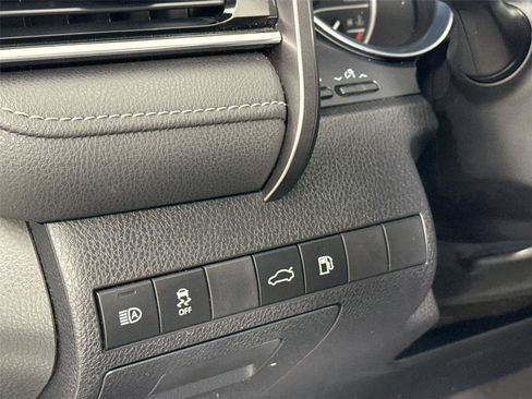 Used 2018 Toyota Camry SE w/ Convenience Package FWD image 14