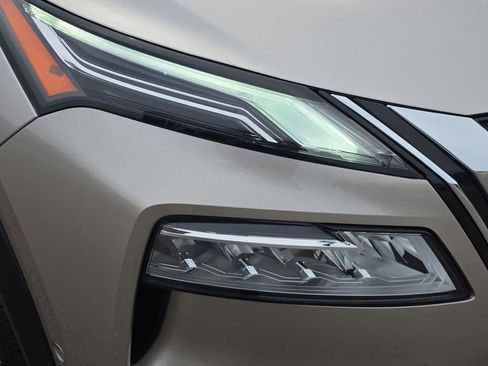 Used 2021 Nissan Rogue Platinum image 4