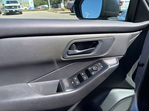 Used 2024 Nissan Rogue S image 15