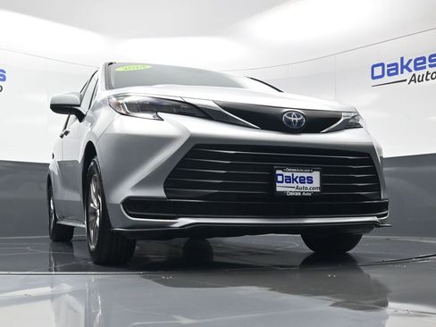 Used 2024 Toyota Sienna LE image 37