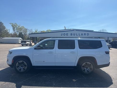 Used 2023 Jeep Wagoneer L 4WD w/ Premium Group I image 24