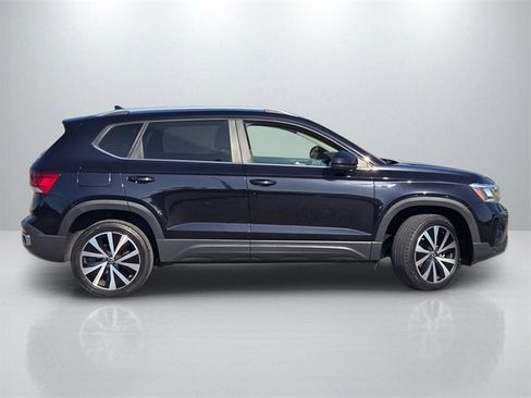 Used 2022 Volkswagen Taos SE w/ Panoramic Sunroof Package image 3