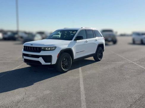 New 2026 Jeep Grand Cherokee Altitude image 4