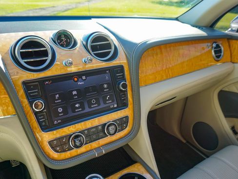 Used 2017 Bentley Bentayga AWD/4WD image 16