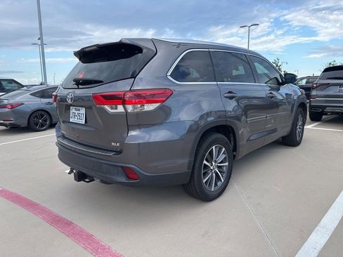 Used 2017 Toyota Highlander XLE image 4