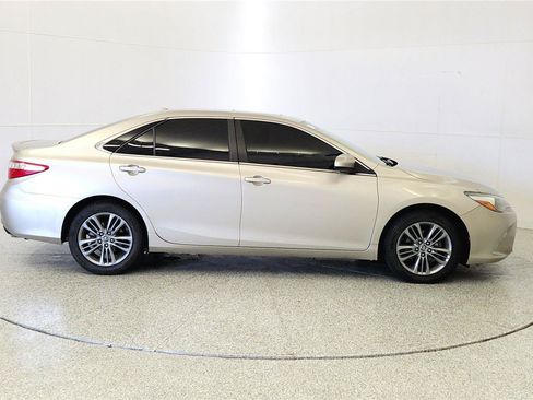 Used 2016 Toyota Camry SE w/ Moonroof Package FWD image 8