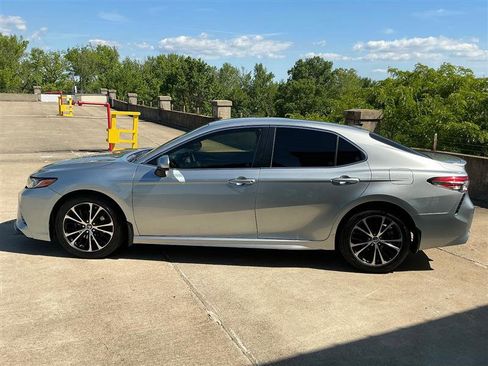 Used 2018 Toyota Camry SE FWD image 3