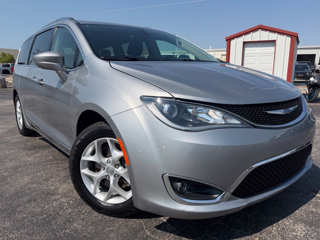 Used 2018 Chrysler Pacifica Touring-L w/ Tire & Wheel Group FWD image 2