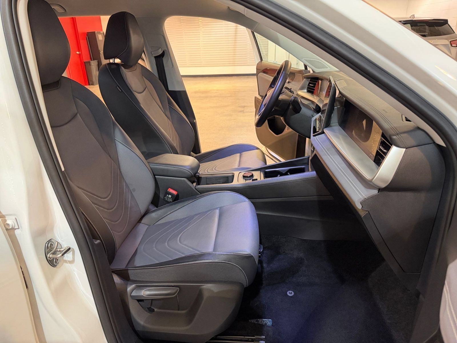 Used 2026 Volkswagen Tiguan SE AWD/4WD image 36
