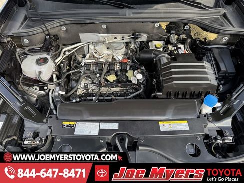 Used 2025 Volkswagen Atlas Cross Sport SE image 31