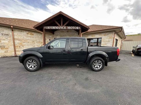 Used 2020 Nissan Frontier SV image 2