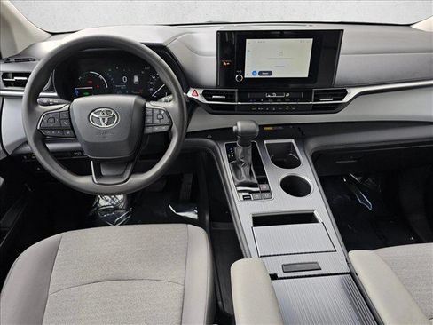 Used 2025 Toyota Sienna LE AWD/4WD image 20