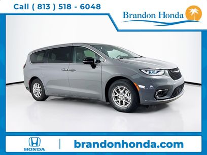 Used 2025 Chrysler Pacifica Select