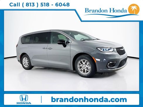 Used 2025 Chrysler Pacifica Select image 1