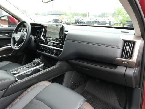 Used 2025 Nissan Pathfinder Platinum AWD/4WD image 38