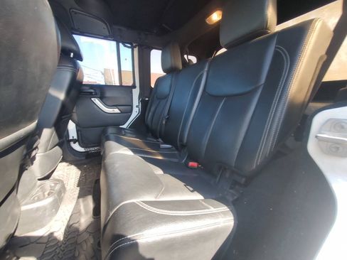 Used 2017 Jeep Wrangler Unlimited Rubicon w/ Cold Weather Group AWD/4WD image 11
