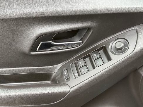 Used 2020 Chevrolet Trax LT w/ Sun & Sound Package FWD image 11