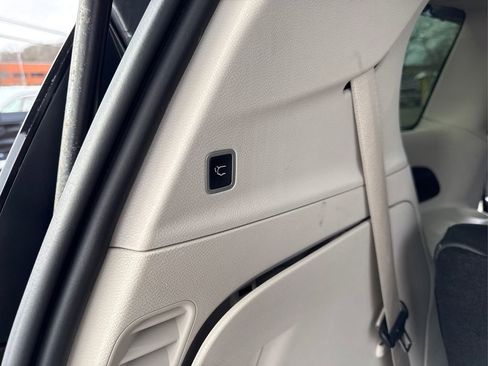 Used 2017 Chrysler Pacifica Touring-L image 14