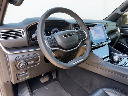 Used 2024 Jeep Wagoneer 2WD image 4