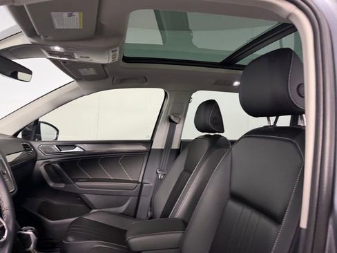 Used 2024 Volkswagen Tiguan SE w/ Panoramic Sunroof Package FWD image 21