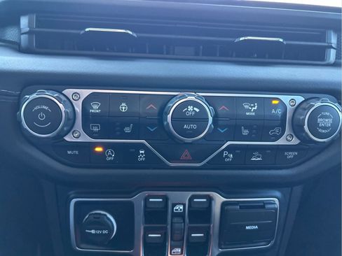 Used 2024 Jeep Wrangler Unlimited Rubicon AWD/4WD image 31