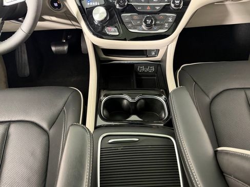 Used 2023 Chrysler Pacifica Limited w/ Uconnect Theater Family Group image 16