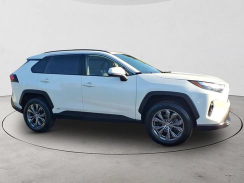 Used 2022 Toyota RAV4 XLE Premium AWD/4WD image 4