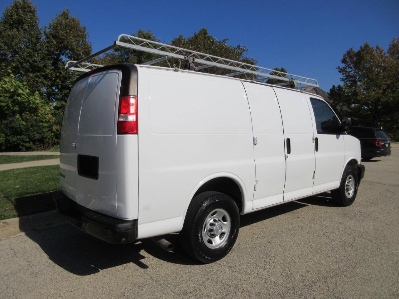 Used 2017 Chevrolet Express 3500 RWD image 24