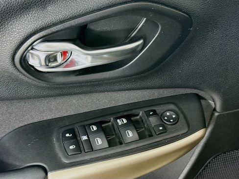Used 2018 Jeep Cherokee Latitude w/ Altitude Package FWD image 18