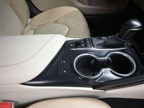 Used 2020 Toyota Camry XLE FWD image 25