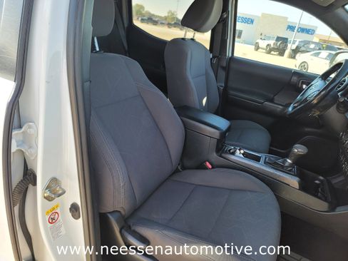 Used 2018 Toyota Tacoma TRD Off-Road w/ Technology Package image 11