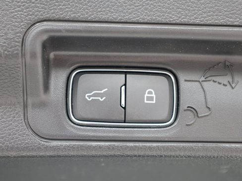 Used 2022 Ford Explorer XLT w/ Equipment Group 202A image 9