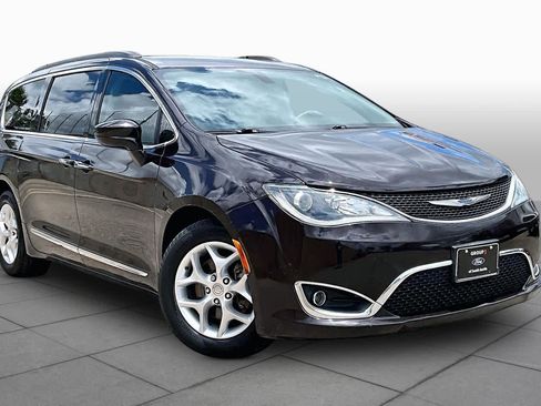 Used 2017 Chrysler Pacifica Touring-L w/ Tire & Wheel Group FWD image 3