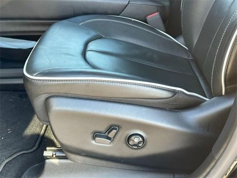 Used 2025 Chrysler Pacifica Limited image 20
