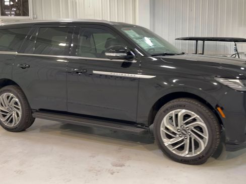 New 2026 Lincoln Navigator Premiere AWD/4WD image 3