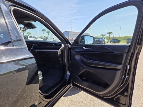 Used 2023 Jeep Grand Cherokee L Laredo image 18