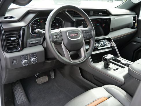 Used 2025 GMC Sierra 1500 AT4 w/ Technology Package AWD/4WD image 17