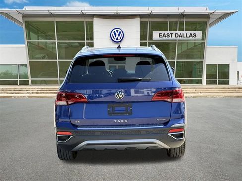 Certified 2022 Volkswagen Taos SE w/ Panoramic Sunroof Package image 4