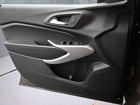 Used 2024 Chevrolet Trax LS w/ LS Convenience Package FWD image 11