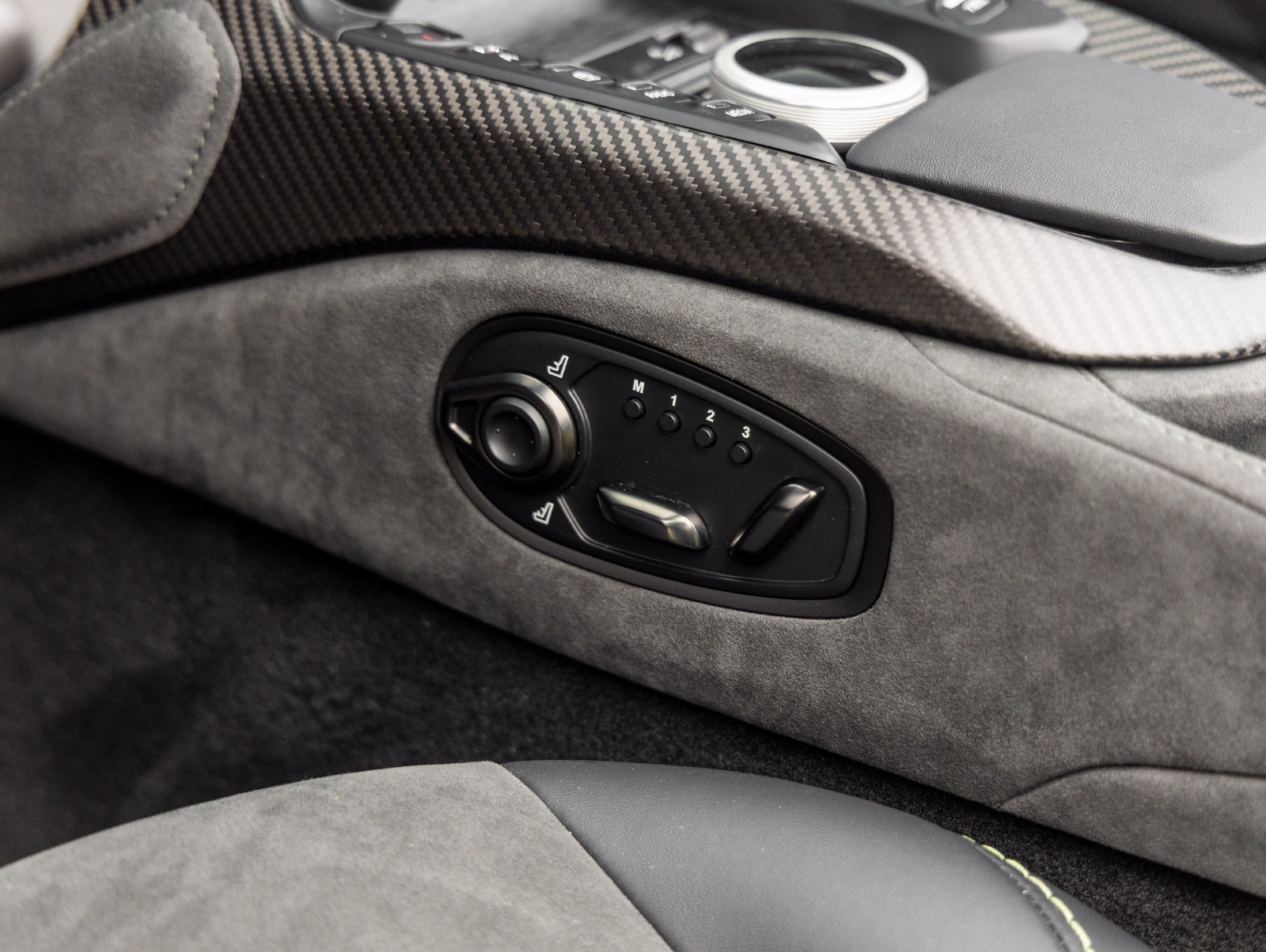 Used 2023 Aston Martin V8 Vantage Roadster RWD image 31