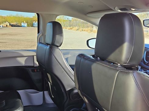 Used 2024 Chrysler Pacifica Touring-L image 16