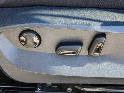 Used 2023 Volkswagen Tiguan SE image 19