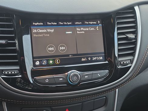 Used 2022 Chevrolet Trax LT w/ LT Convenience Package image 25