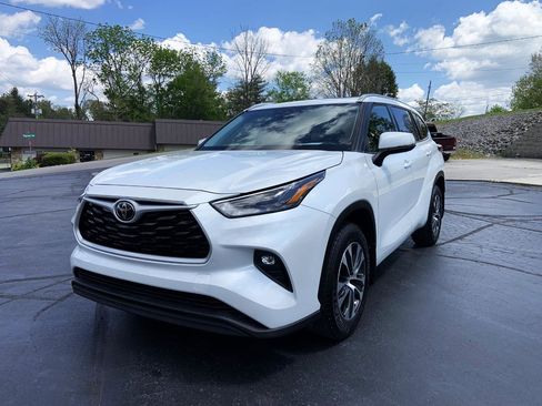 Used 2022 Toyota Highlander XLE image 1