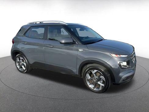 Used 2025 Hyundai Venue SEL image 2